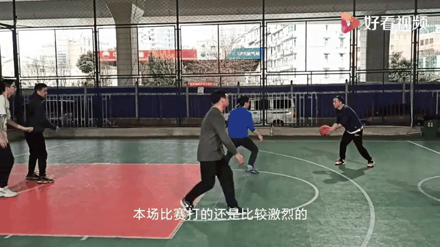 赛场上的激烈对抗，引发观众热烈讨论