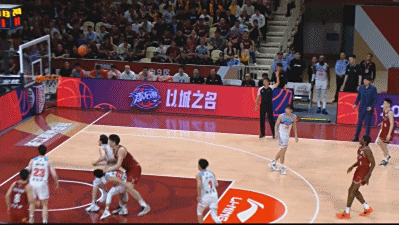 赛场上的激烈对抗，引发观众热烈讨论