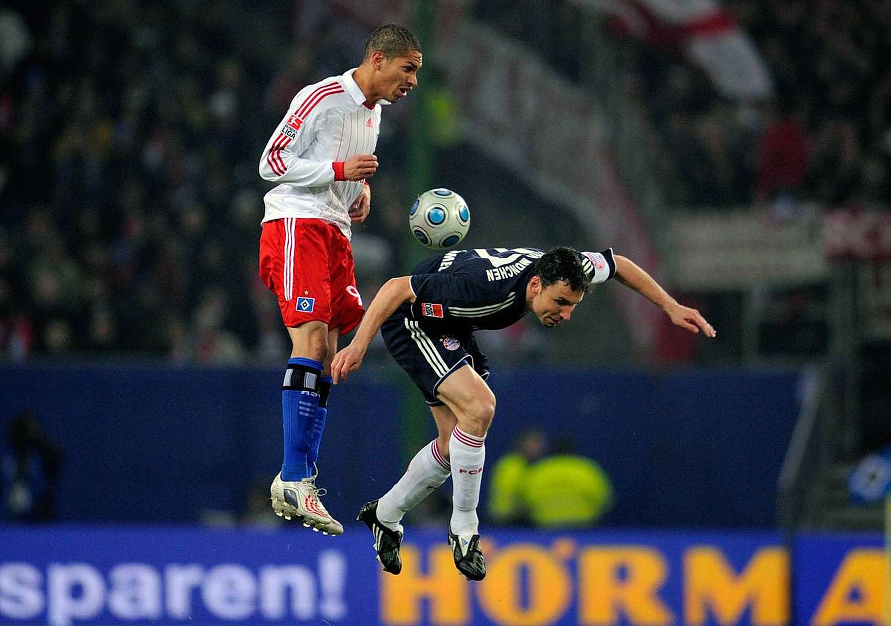 关于汉堡球员展现出色的防守表现，稳定取胜的信息